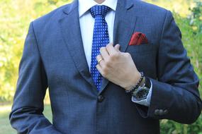 torso of man in business suit outdoor
