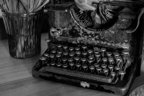 black and white picture of an antique typewriter