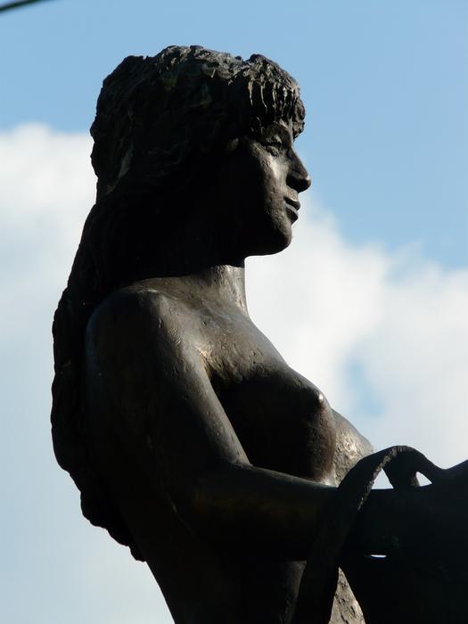 Bullayer Brautrock Statue Woman