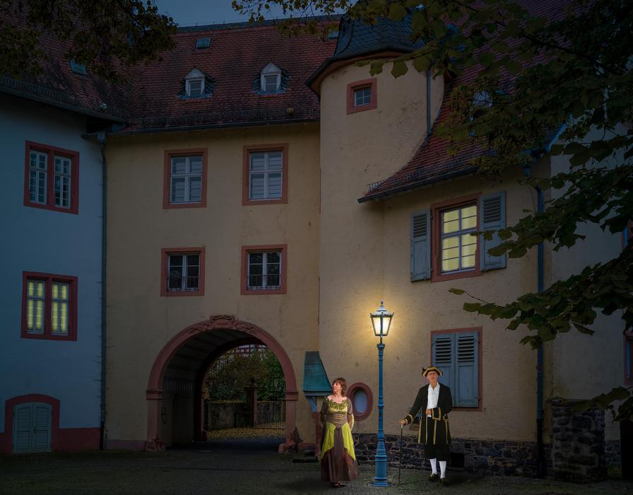 People in elegant outfits at the lantern