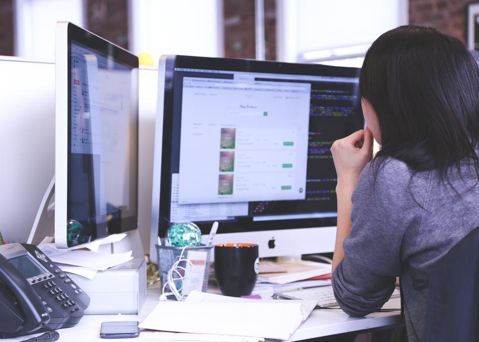 the manager works using two monitors