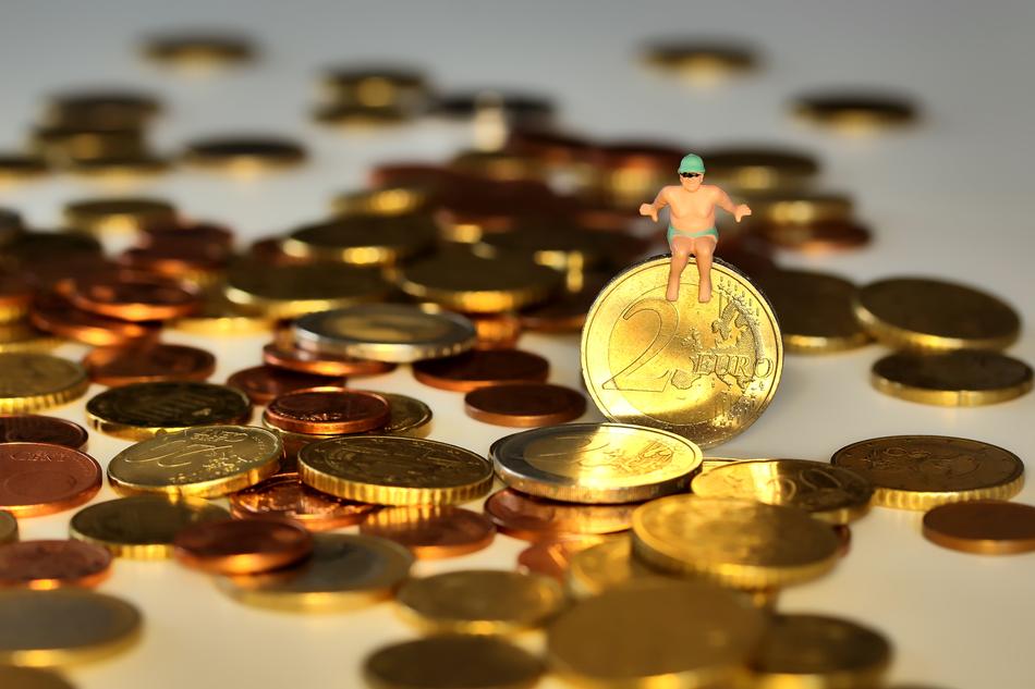 swimmers figure on gold coins euro