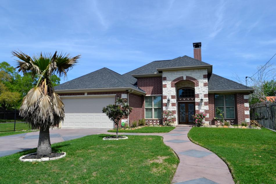 Beautiful house with the green lawn and and colorful trees in Houston, Texas