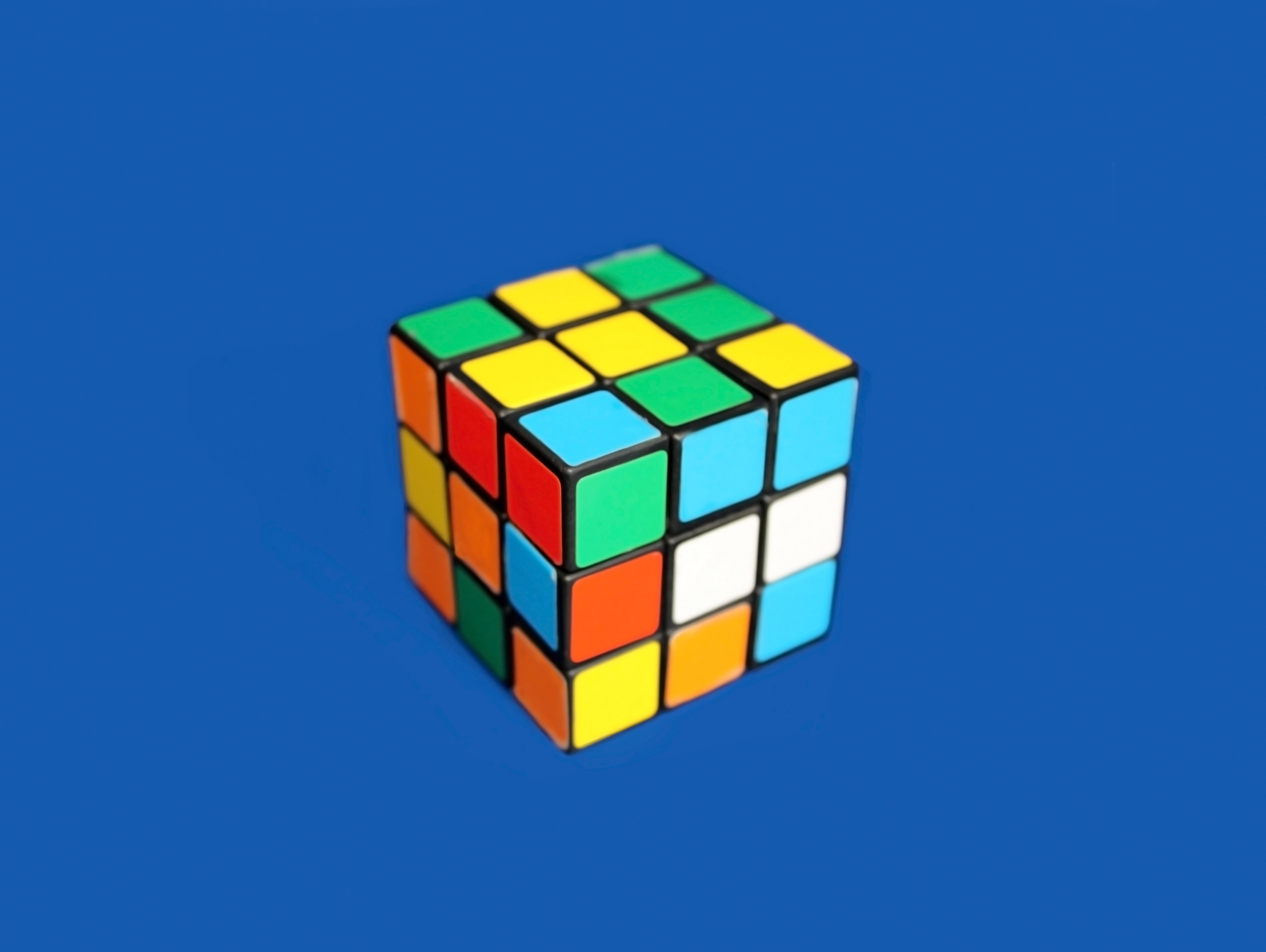 Кубик рубик на голубом фоне