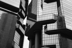 Black and white photo of the tall skyscrapers in the city