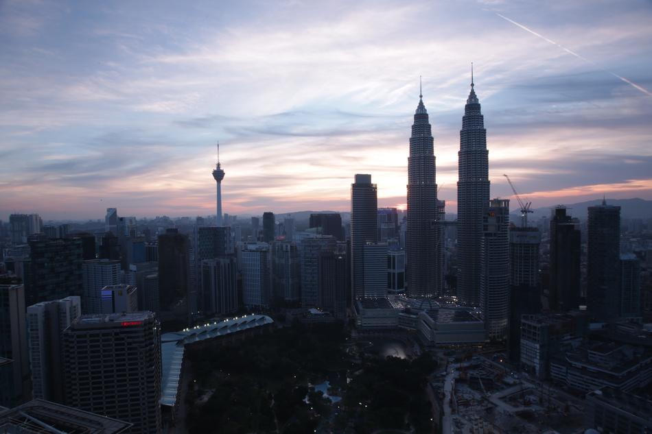 night photo of the Twin Tower in Kuala Lumpur