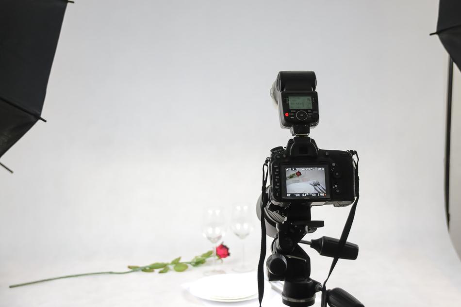 take photo of rose and glasses with a professional camera in the studio