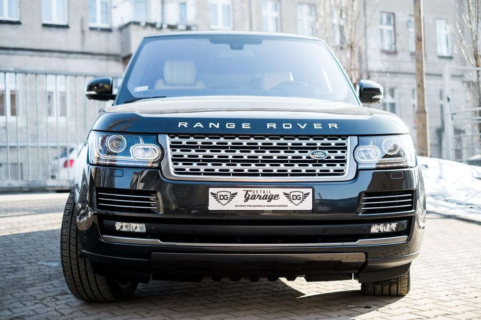 Range Rover in the city on a sunny day