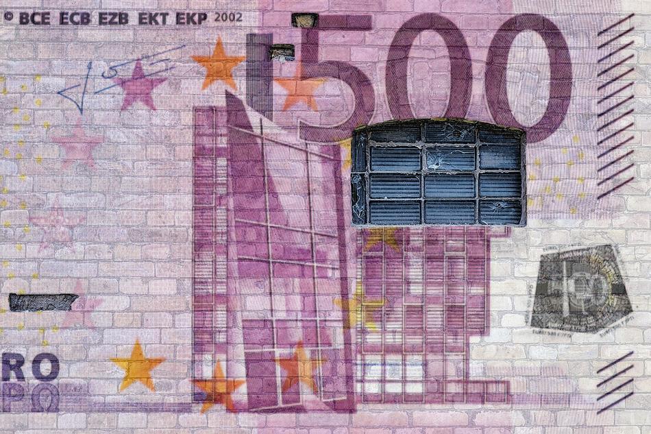 graffiti on the wall in the form of the euro