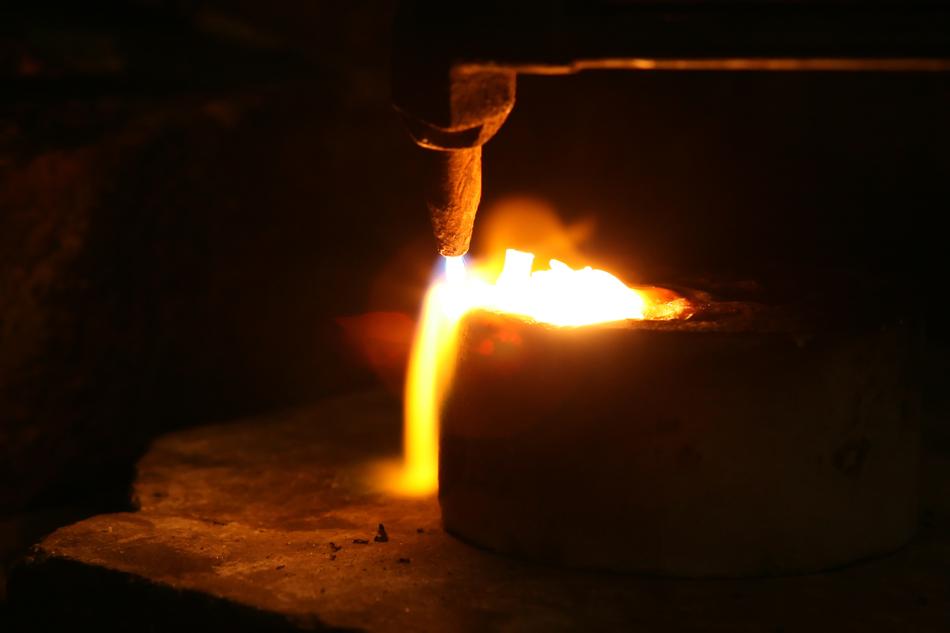 Close-up of the Acetylene fire and aluminum, among the darkness