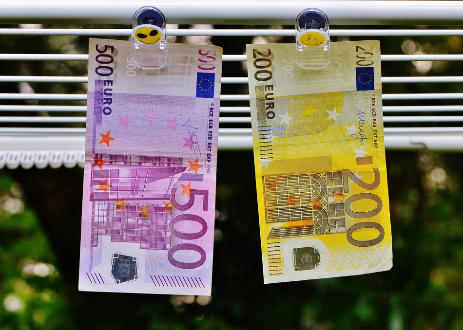 drying euro banknotes
