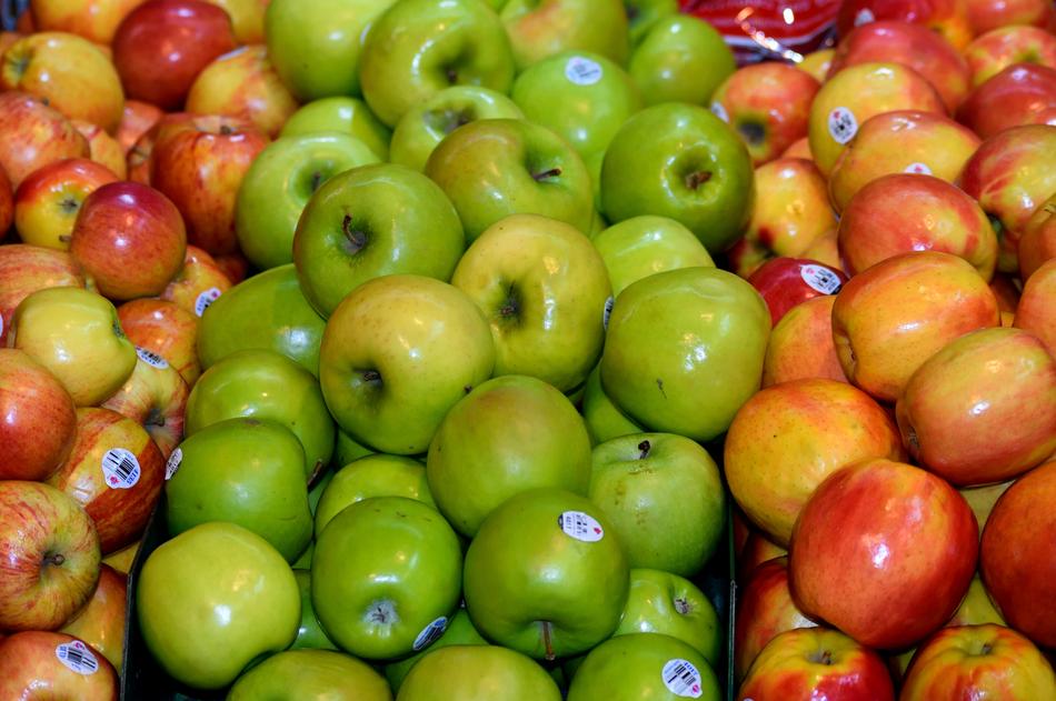 apples of different varieties in the store