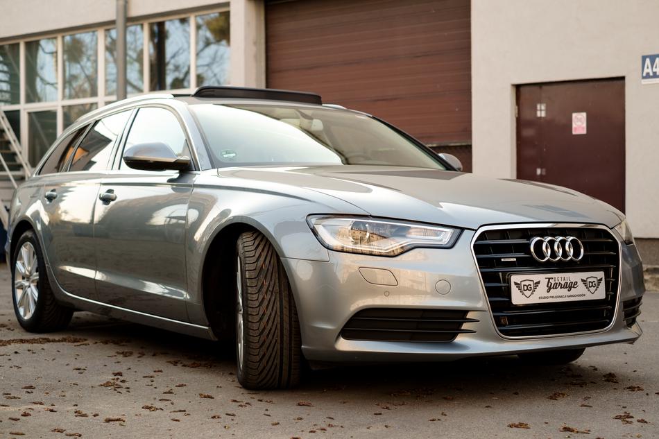 Car Audi Auto near the building