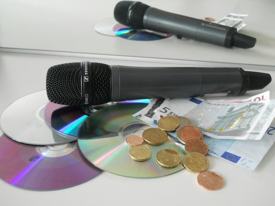 Gema Money Fee and microphones