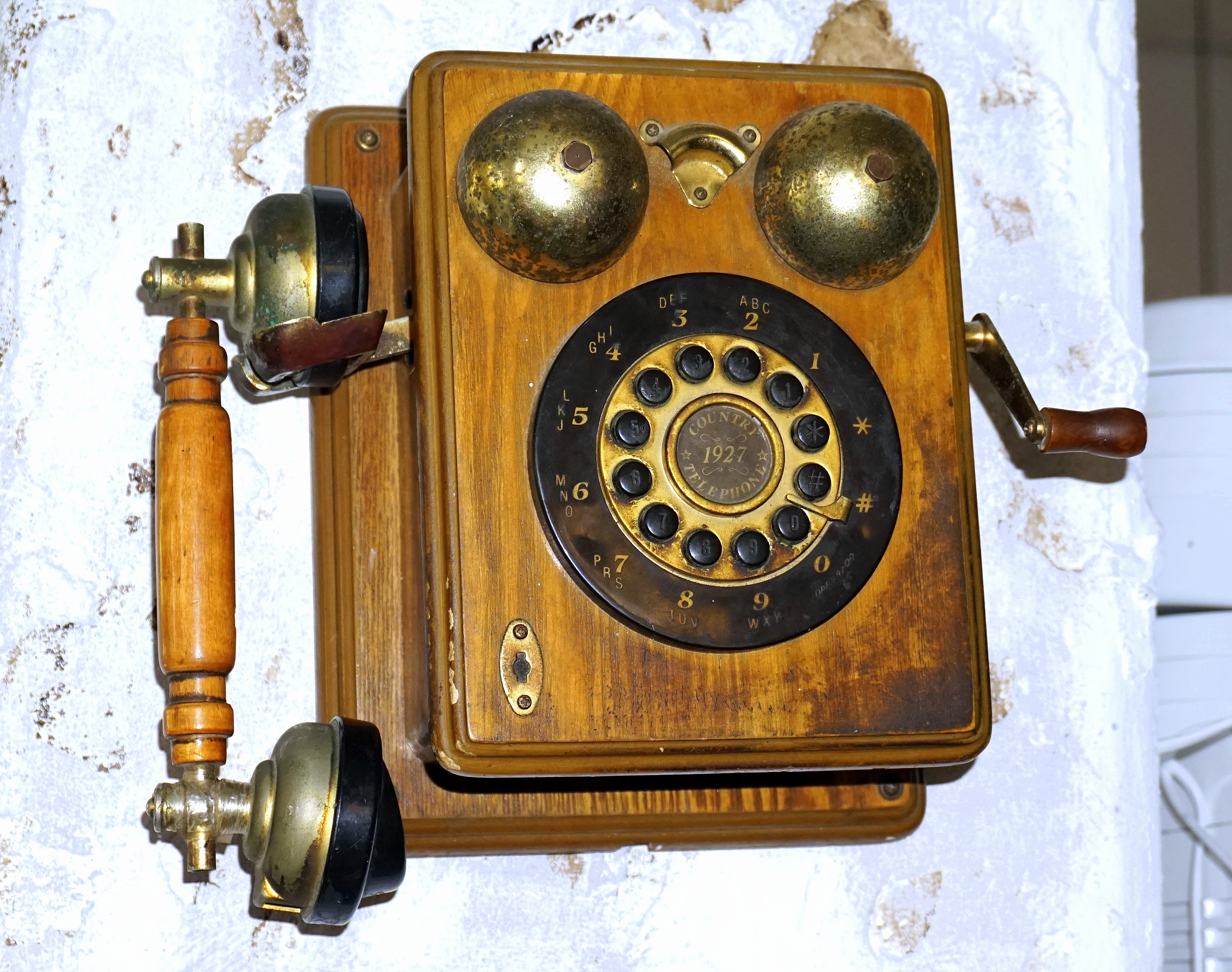 Где найти старый телефон. Старый телефон. Антикварный телефонный аппарат. Старинный телефон. Старый телефонный аппарат.