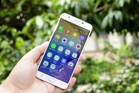 Android Samsung Galaxy in hand