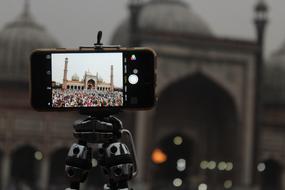 take pictures of the mosque on a mobile phone