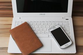 Notebook Smartphone in Home Office