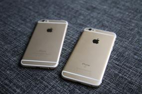 two golden Iphone Apple 6S