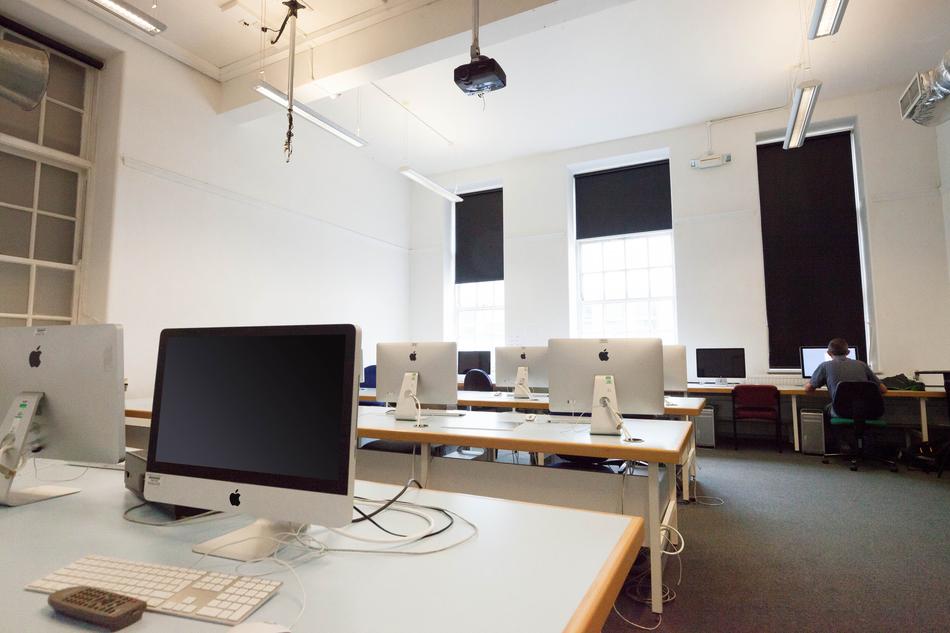 modern computers in the lecture hall