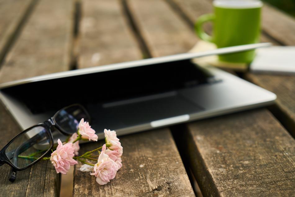 laptop and pink flowers