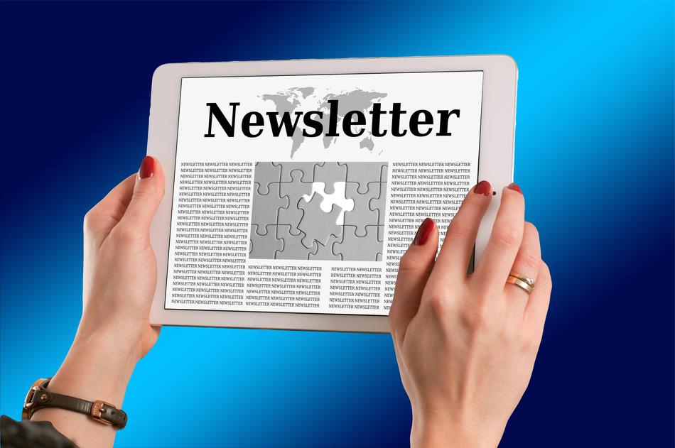 newsletter hands smartphone