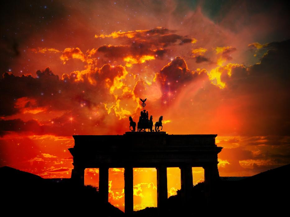 brandenburger tor at sunset in berlin germany