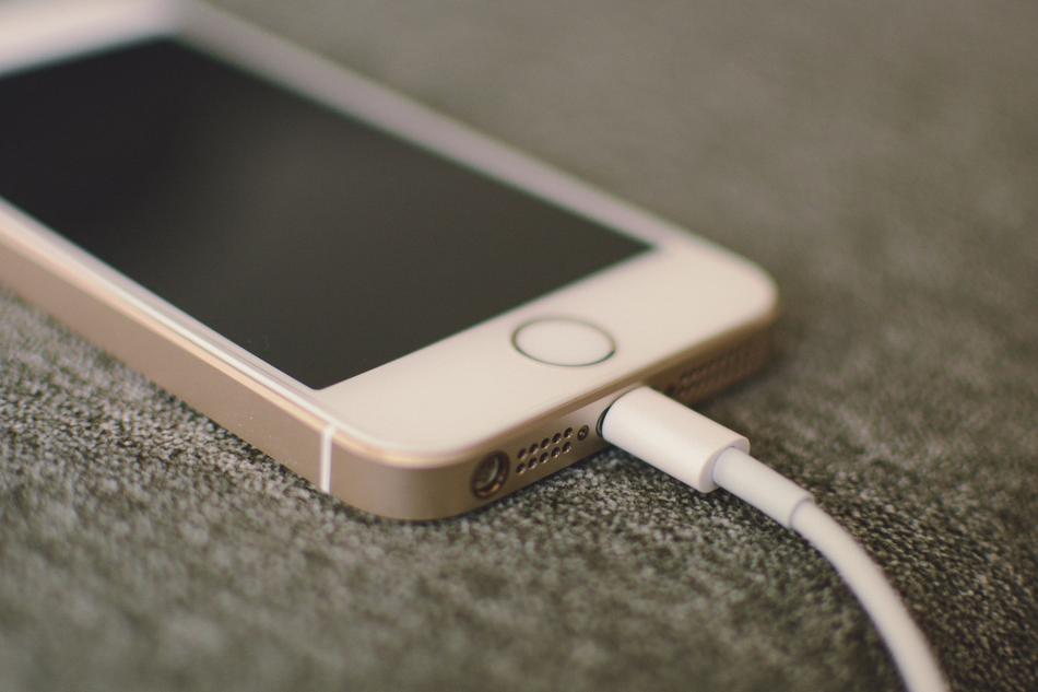 Beautiful, whithttps://pixy.org/5769048/e Iphone on the charge