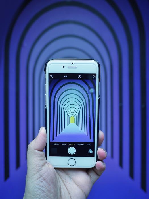 smartphone with optical illusion, purple arches