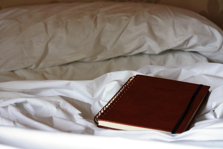 laptop lies on the blanket in the room