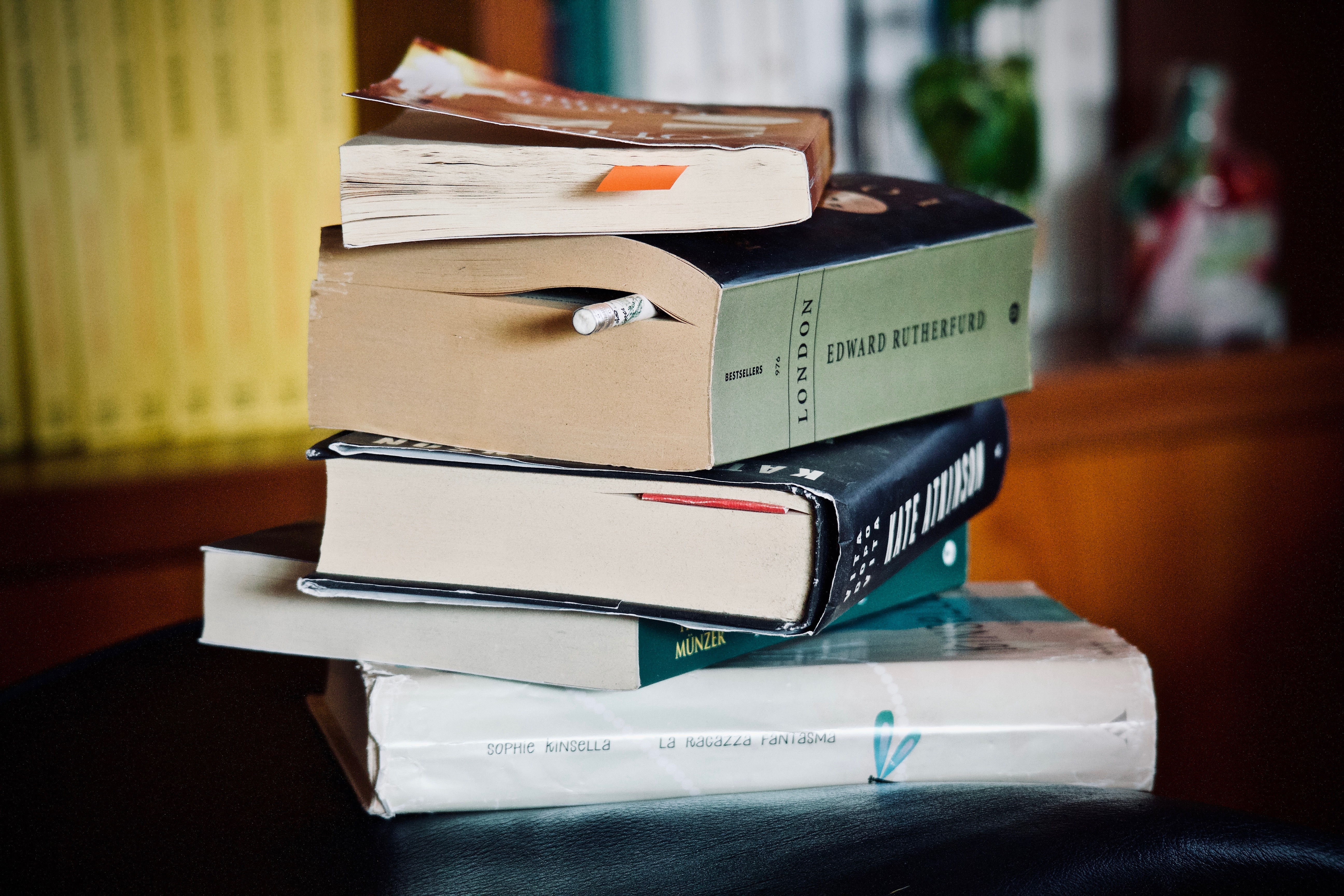 Найти Карандаш Среди Книг