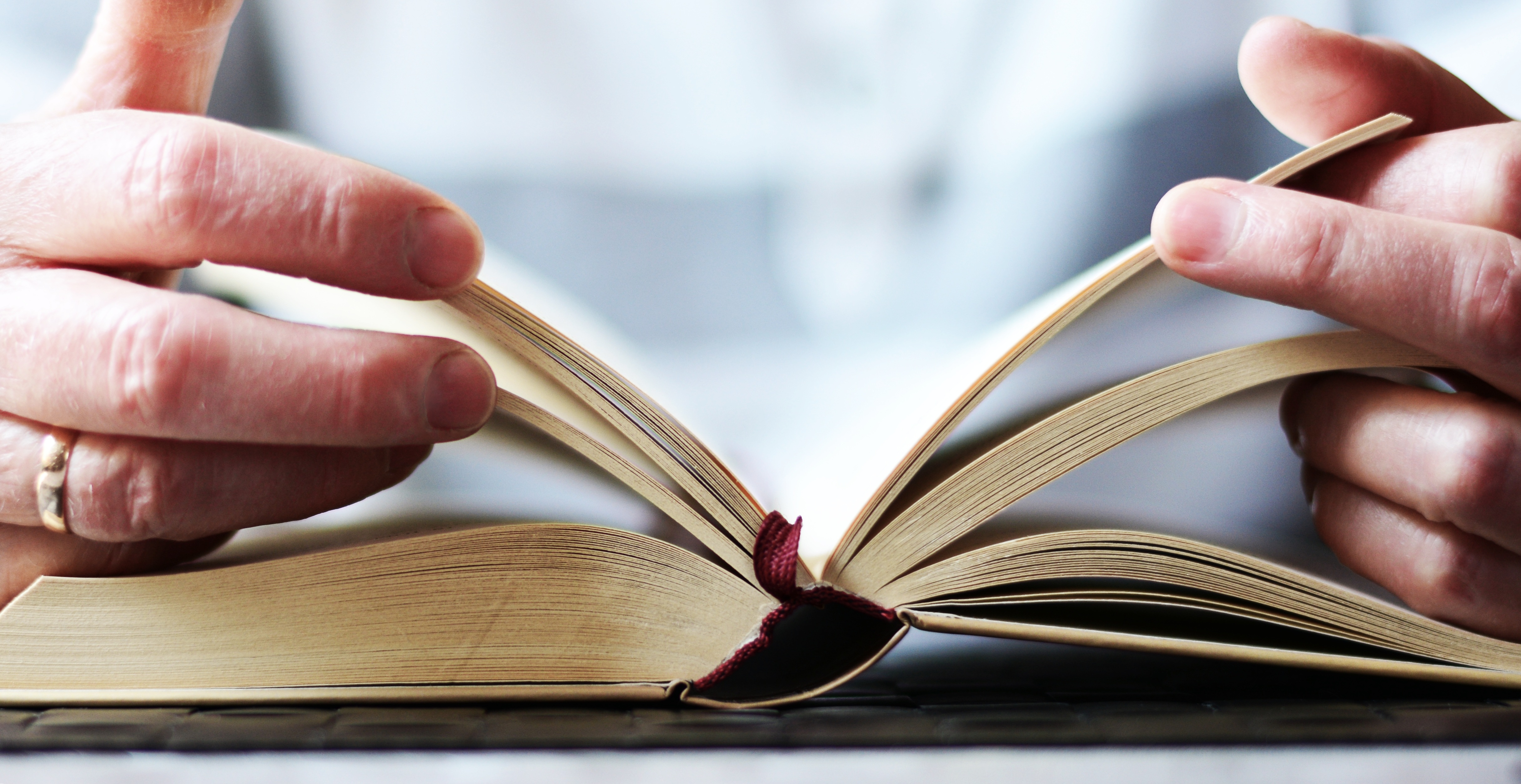 Books overview. Книга в руках. Книга в руке изображение. Книга для…. Раскрытая книга в руках.