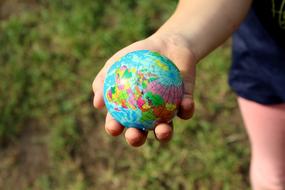 Ball Globus Earth hand