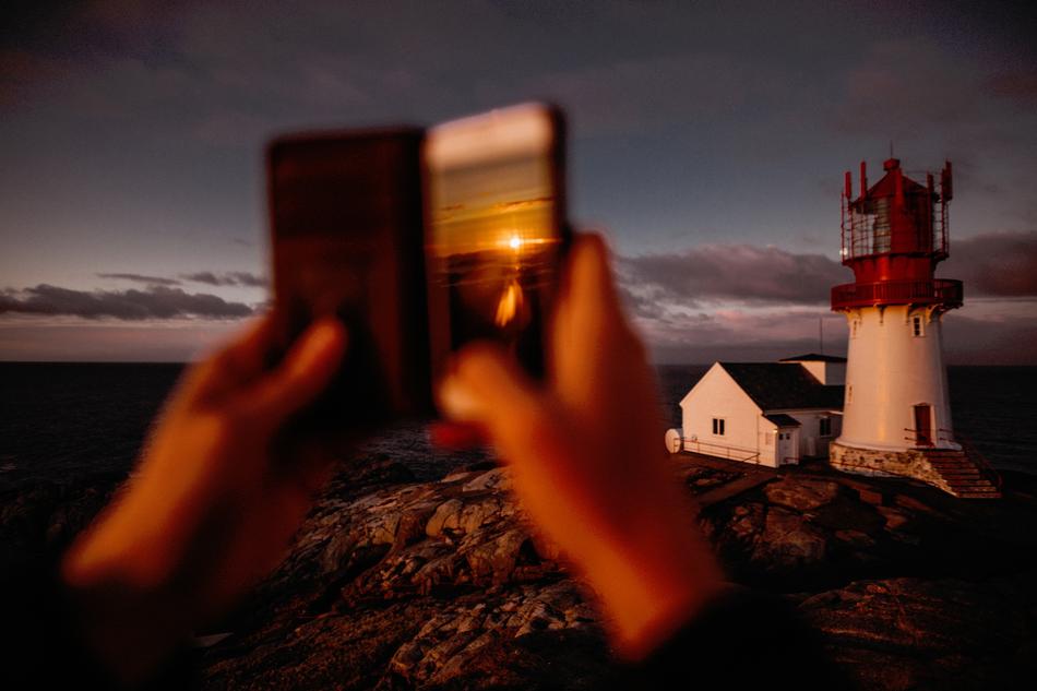 photo of the lighthouse at dusk from the phone