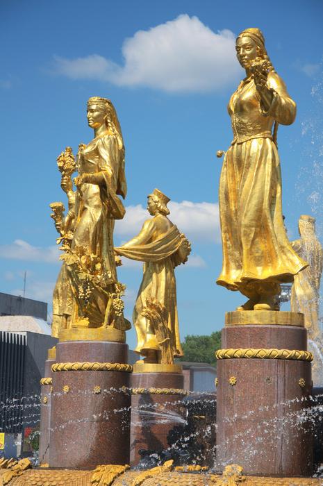 golden statues at the fountain in moscow