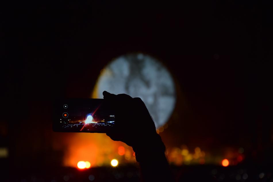 light contrasts at a concert in a blurred background