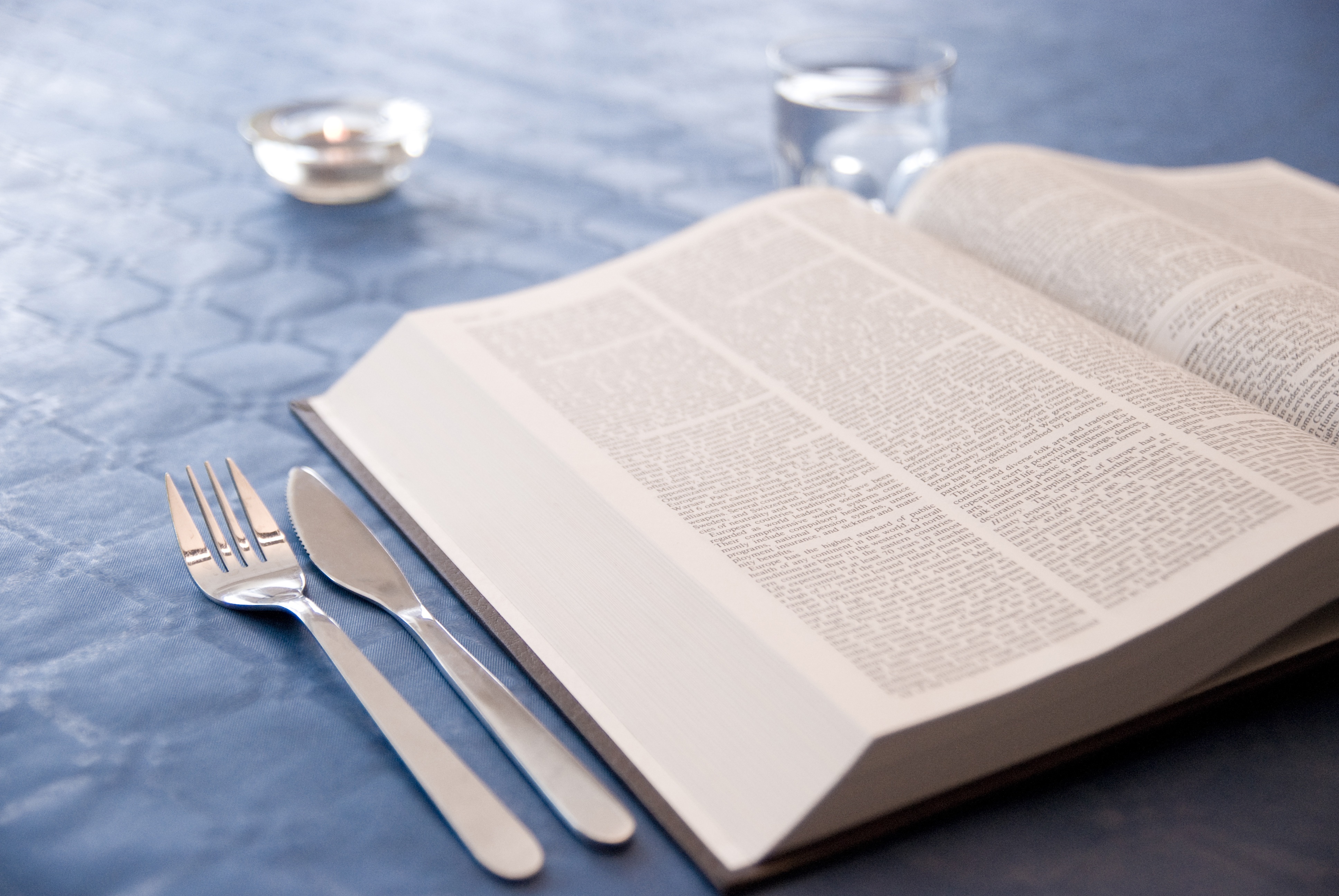 Библия и столовые приборы
