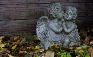 statue of kissing angels