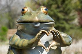 Frog with Heart gesture, garden Sculpture