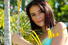 photo portrait of a girl near a palm tree