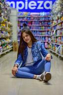 Model Women in shop