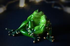 two ceramic frogs in love