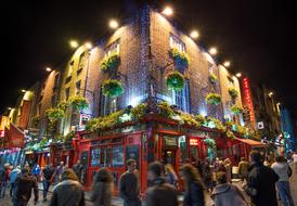 lively temple bar at night