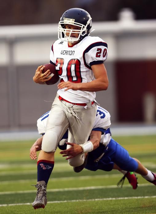 American football player grabs the opponent's legs