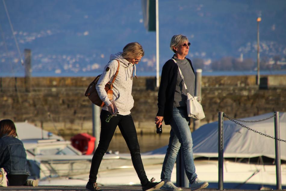 two women walk along the pie