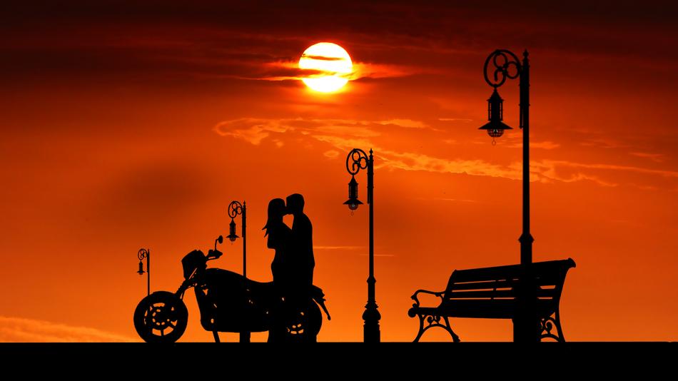 wallpaper with romantic couple at sunset