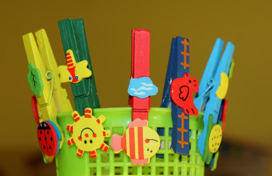 Colorful and beautiful toy buckles, with the decorations on the green basket