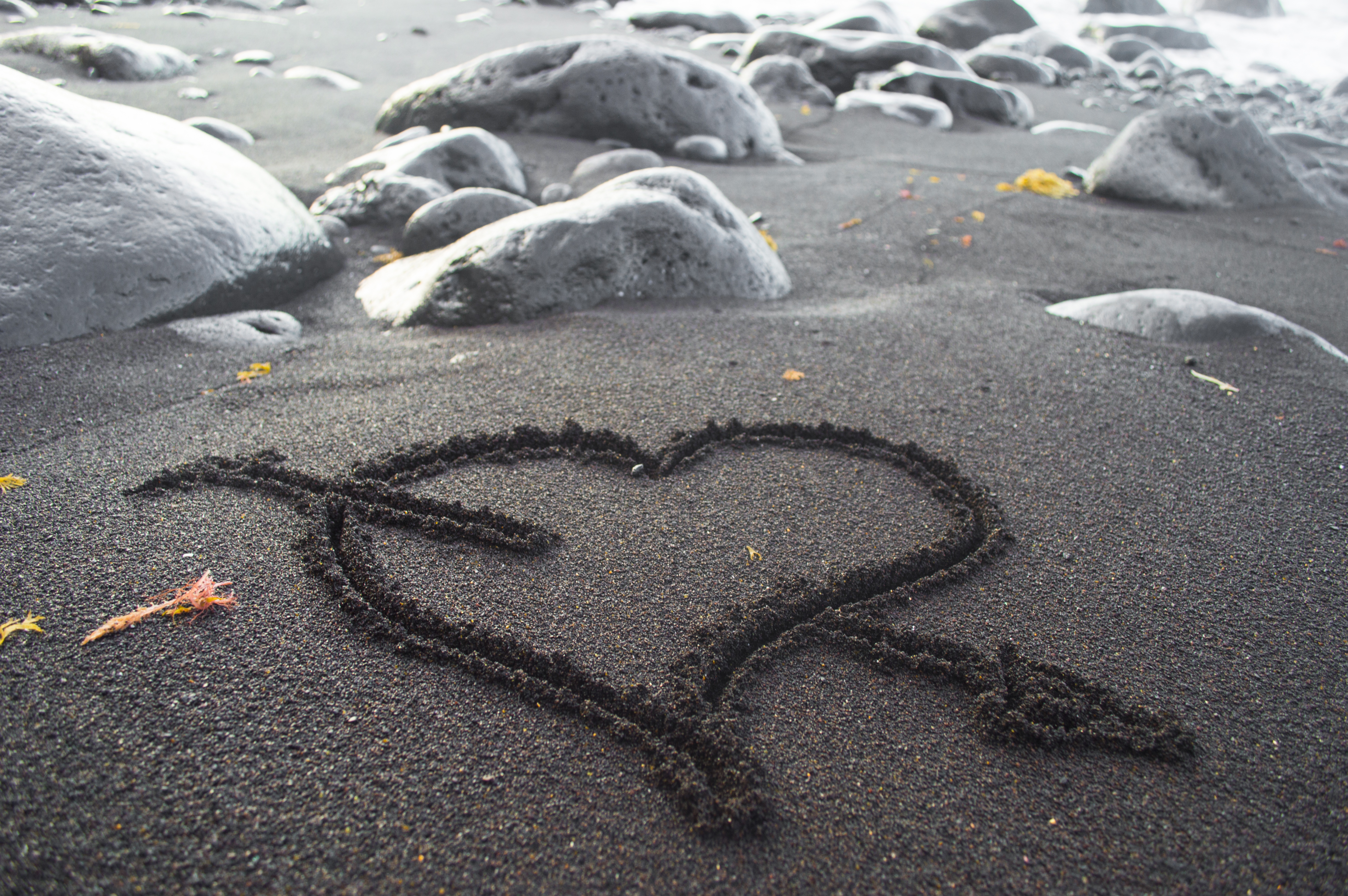 Сердце на песке фото у моря