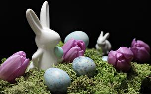 Easter decoration with figurines of rabbits, eggs and tulips