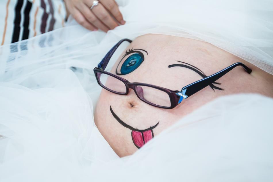 pregnant belly art, cute face painting with glasses